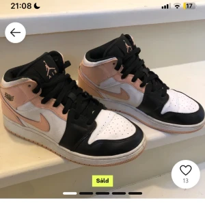 Jordans 1 mid  - Intressekoll på mina jordans 1 mid. Bilder lånad från förra ägaren. Skorna är använda fåtal gånger även av förra ägaren! Skickat är ej förändrat från förra ägarens bild. Om fler bilder önskas kan jag självklart lösa det! Säljer vid bra bud! 