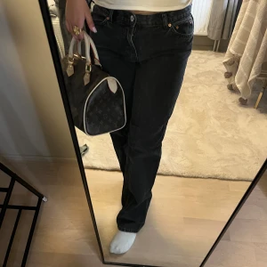 Jeans - Används inte längre 😁. Säljer dessa för endast 290kr!!