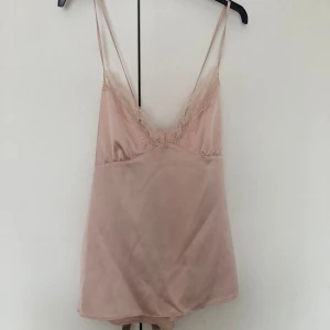 Spetslinne - Linne med spetsdetaljer, aldrig använt 