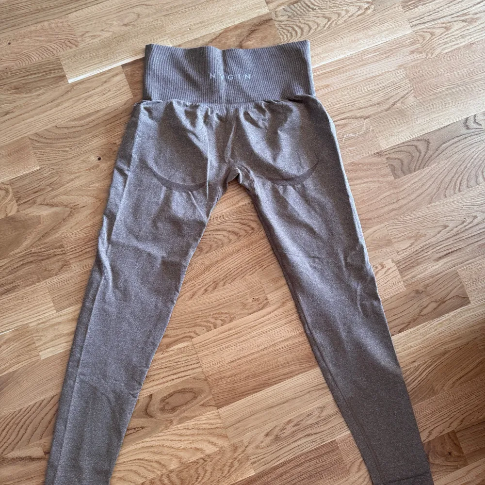 Ett par leggings från NVGTN i fint skick, knappt använda. Storlek M och köparen står för frakten. . Sportswear.