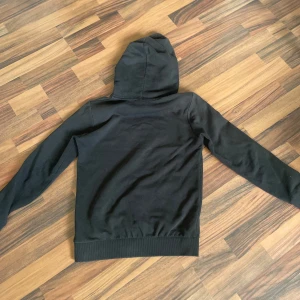 Peakperformance hoddie. - Lite sliten i ärmen