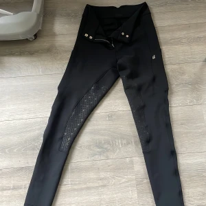 Zacsess  - Helt nya Zaczess ridbyxor endast provade! Super fina men vill ha mer stadga i ridbyxorna då dessa är mer som tights. Så därför dom säljs