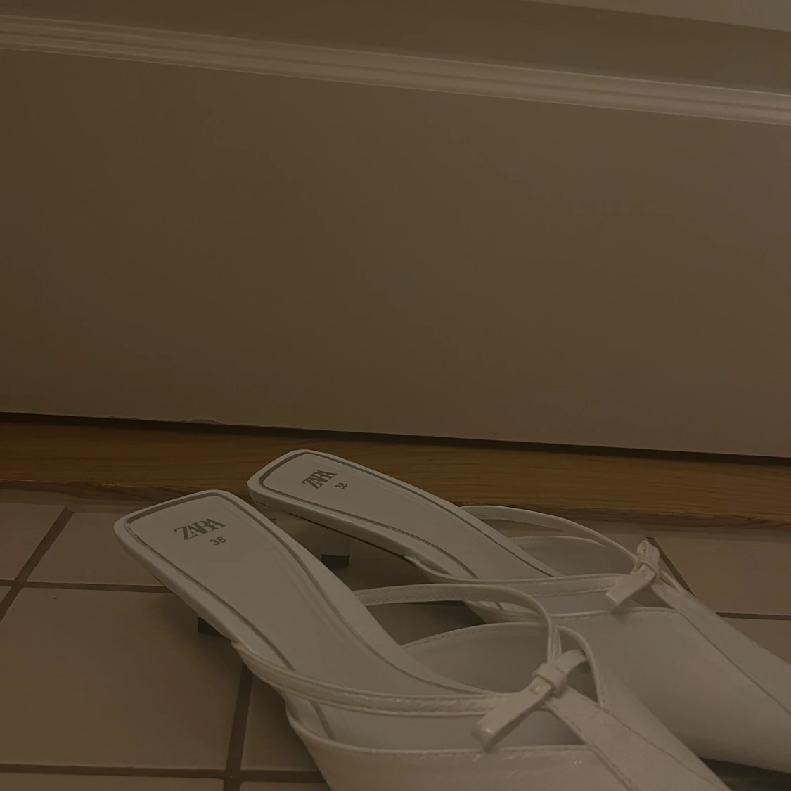 Oanvända vita taxklackar - 90