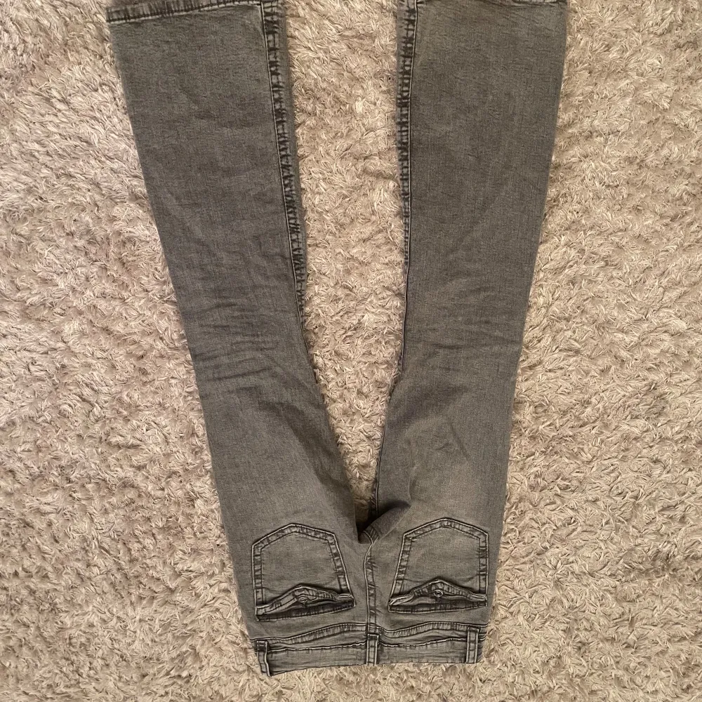 Jätttefina jeans, använda fåtal gånger och Säljer pågrund av att de är för små😣. Nypris är 349😀 inga defekter. Storlek 152!. Jeans & Byxor.