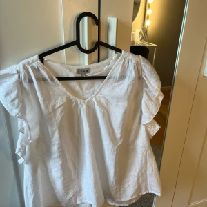 Blus  - Säljer denna vita blus från AJLAJK i storlek S kommer inte användning därav säljer jag den och hoppas att den kommer till mer nytta 