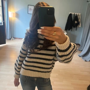 Randig stickad - Säljer denna super mysiga tröjan då den inte kommer till användning!💕står varken storlek eller märke då de inte finns någon lapp i! 