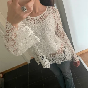 Spets topp  - Sjuk snygg spetstopp som är i storlek M men passar mig som brukar ha S 💕 inga defekter och i ny skick, har aldrig haft på mig den endast testat! 