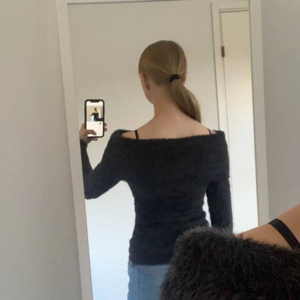 Snygg stickad off shoulder tröja från Guess i nyskick med snygga detaljer. Köpt för 800kr och endast använd fåtal gånger så ser helt ny ut.. Stickat.