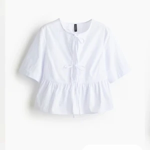 Blus med knyte - Säljer denna jätte fina blus med knyte ifrån hm. I storlek xs. (Prislapp kvar) Hör av dig för egna bilder. 
