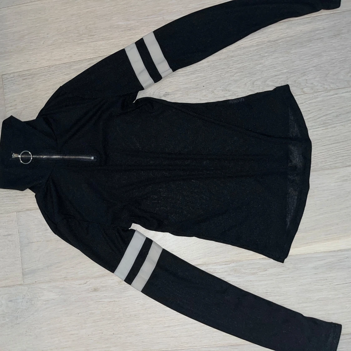 Svart långärmad tröja med dragkedja och vita ränder - 92