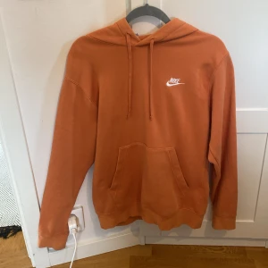 Nike hoodie  - Orange Nike hoodie i storlek xs. Inga fläckar eller håll i tröjan. Använd 10 gånger   Fråga om ni undrar något!!!
