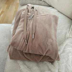 Juicy Couture Beige set - Säljer nu mitt Juicy set! Endast använd några gånger.  St Small i byxor och st M i hoodie! 