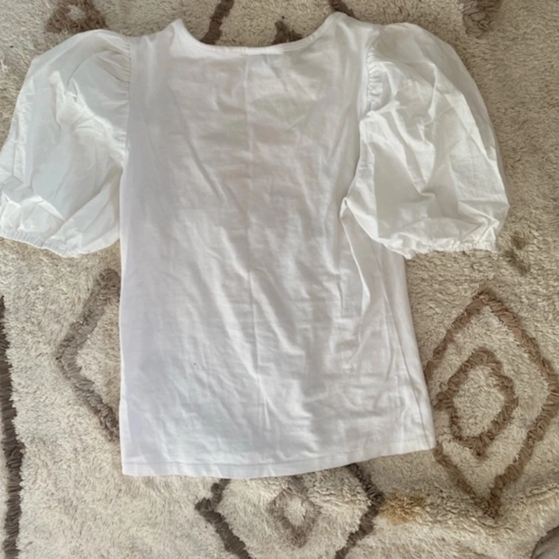 Vit topp med puffärmar - 90