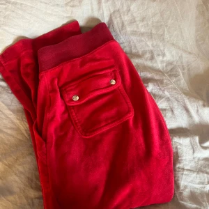 Juicy byxor - byxorna är i väldigt bra skick då jag köpte de i februari i år. Har knappt använt då jag inte tycker de sitter så bra 