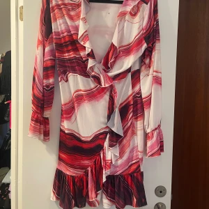 Klänning - Fin klänning använd en två gånger endast. Som ny. Finns en liten fläck som säkert går att tvätta bort. Vid önskemål kan jag tvätta den med innan. 