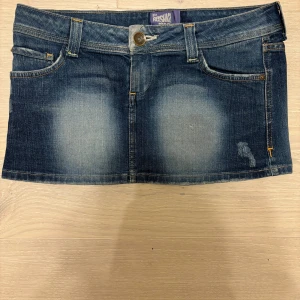 Lågmidjad jeanskjol  - Säljer denna snygga jeanskjol sim är lågmidjad   Den är i st m men passar också s
