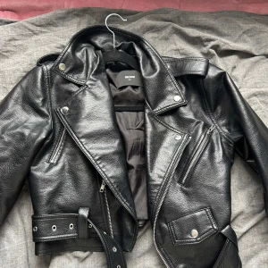 Skinn jacka  - Skinn jacka från Bikbok, använd 2 gånger. Inga hål eller skador. 