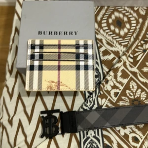 burberry - tja säljer burbery kort hållare och burberry bälte de båda är inte användt och helt ny lådan också följer med kom dm för frågor och prisen går att diskuteras   burberry kort hållare 550kr  burberry bälte 850kr  köper båda 1100kr