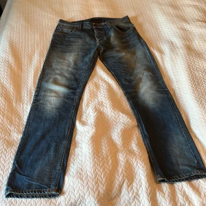 Nudie Jeans regular fit - Säljer nu ett par riktigt fräscha par Nudie Jeans i regular fit. De är i väldigt bra skick och är använda sparsamt. Säljer de för att jag tyvärr  har växt ut de. Ställ gärna frågor om ni undrar något😃
