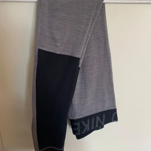 Träningstights - Träningstights från nike, med svart mesh nere på benen. Märket är lite avskavt mellan benen, kolla andra bilden, men annars fint skick. Storlek S, säljer då jag inte använder dem längre. Skriv för fler bilder eller vid funderingar💕