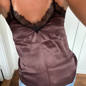 Spetslinne från Zara  - Köpt från zara för ungefär 5 månader sedan, aldrig använd men lappen finns inte kvar! Säljer för 150kr!