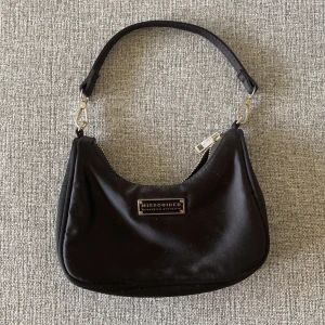 Liten väska med ett fack  - Liten väska Gjort av polyester men känns som satin  Aldrig använd 