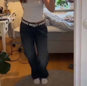 Weekday Arrow Jeans  - Weekday Jeans Style: Arrow Low Straight Jeans. W 32 / L 32.💌 Använda fåtal gånger med blivit slitna längst ner i hälarna som man kan se på bild 3. Köpta från plick där de va för små för förra ägaren. Pris kan diskuteras!! För fler bilder kom privat!⭐️