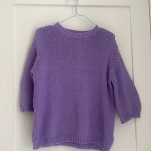 Trekvarts ärmad lilla tröja från name it - En fin tröja ifrån name it i storlek 158-164 men Passat xs/s. Använt få gånger och är i fint skick 🙌