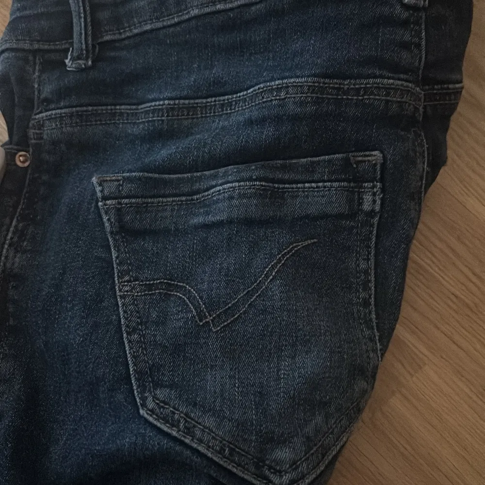 säljer dom hör only jeansen som inte kommer använda längre🤍 skriv för fler bilder! tror dom är köpta för 500kr (inte använt mycket) . Farkut & Housut.