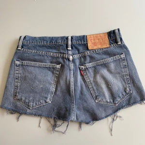 Levis jeans shorts - Super snygga vintage Levis jeans shorts, som tyvärr blivit för små för mig. I jättebra skick trots att den är vintage! Skulle säga att storleken är S-M sen även xs för en mer loose fit men när du ofta S eller M kommer de passa!☺️