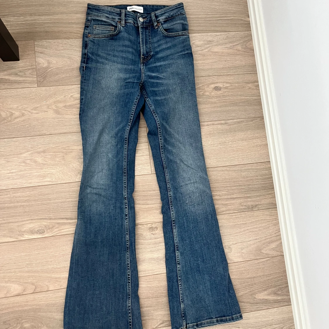 Medelhög bootcut jeans  - 90