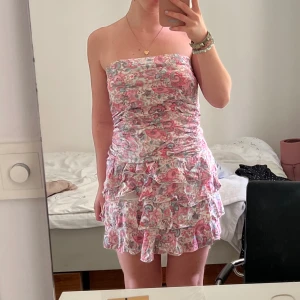 Volangklänning - Suuperfin volangklänning med jättehärligt mönster 💕 stretchig så passar allt mellan xs-m (jag är xs/s) 