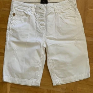 Shorts Maison Scotch  - Nyskick   Maison Scotch shorts i storlek 1 dvs S  85 cm i midjan. Lite kraftigare tyget ( Jeans) med snygga slitningar på framsidan. Använda Max 2 ggr. 