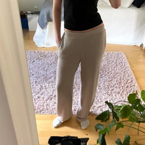 Mjukisbyxor H&M - Beiga mjukisbyxor med fickor från H&M, jättesköna och endast testade. Långa på mig som är 170❣️