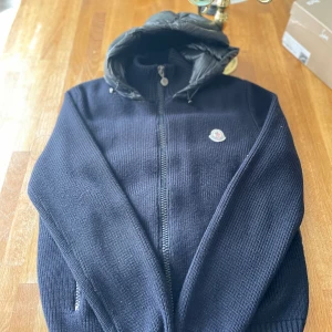 Moncler hooded down cardigan - Säljer denna sjukt feta cardigan nu till sommarn🙌  Storlek large men passar mer som M  Skick 9/10 använt men i sjukt bra skick🔥   Självklart äkta🔥  Äktighetsbevis finns🙌