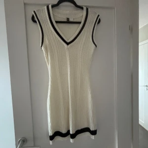 Miniklänning  - Vit stickad miniklänning från H&M. Väl använd men inga tydliga tecken på användning. Säljer eftersom att den är för liten.
