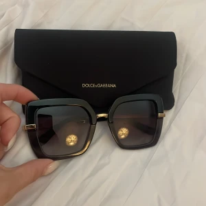 Solglasögon dolce&gabbana - Säljer mina solglasögon, jättefint skick knappt använda från dolce&gabbana.  Kvitto finns. Köpte glasögonen för 2300kr. 