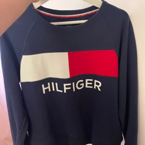  tommy hilfiger  - Super mysig och fin Tommy hilfiger tröja! Precis som ny, använd 1-2 gånger. Storleken är M men passar även S och Xs för lite oversize tröja. 