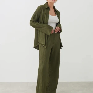 Gina tricot set - Använda några gånger, men de är i bra skick. För stora på mig nu. Original pris 900kr. Kan säljas separat för 300kr styck. Kan mötas upp i Stockholm 