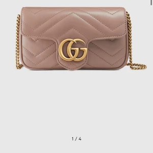 Gucci marmont super mini bag - Intressekoll på denna super fina väska! Älskar den,trots att den ser liten ut får man plats med så mycket mer än man tror!inga fläckar,repor mm på den(som ny). Låda,dustbag,kvitto finns. Bilder ges vid intresse. Nypris 13 000kr, pris kan diskuteras!❤️