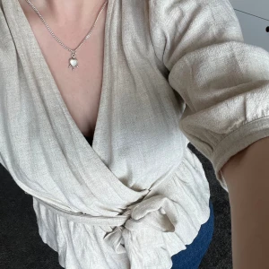 Topp i linne - Topp/blus i linneblanding (70%) från nelly. Omlottdesign med skärp och trekvartsärmar. Använd typ 1 gång 💞