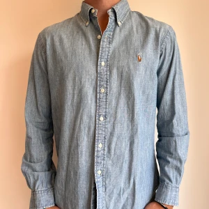 Ralph Lauren skjorta  - Blå stentvättad Ralph Lauren skjorta i storlek L. Skjortan är i fint skick utan några skavanker. Modellen är 186 cm lång. Orginalpris ca 1500 kr och nu endast 499. 