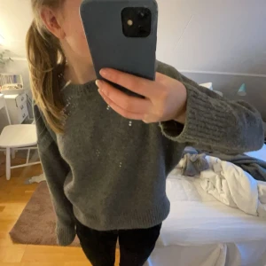 Stickad tröja - Finaste tröjan från zara perfekt att ha en lite varmare tröja inför sommaren. Jättefint skick. Kan gå ner i pris💓🙌
