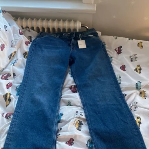 Gant jeans  - Hej ! Jag säljer mina gant jeans som är helt nya , lappen sitter kvar och nu pris är runt 900 kr. 10/10 nyskick och De sitter lite mer baggy på en och är storlek 158-164 och är riktigt snygga.  Jag säljer de för endast 149 kr  ! 