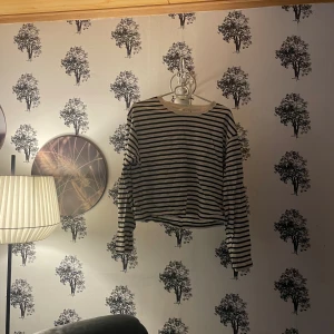 Tröja - Tröja från Lindex i storlek M som är som ny använd några få gånger