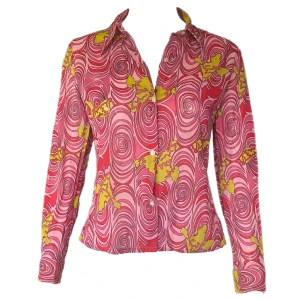 Skjorta - Trippy button up i fint skick. Storlek 46 men upplever att den är mindre. Kolla gärna måtten innan köp Genomskinligt material!  MÅTT: Axel till axel 38cm, Ärmlängd 54cm, Armhåla till armhåla 48/49cm, Midjebredd 41cm & Längd (armhåla och ner) 34cm