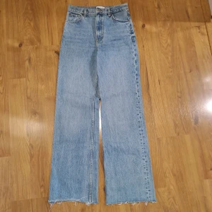 Zara jeans - Aldrig använda, nyskick.✨️ Säljer för att jag bestälde fel storlek. Tycker att jensen är 36/38 i storlek, på lappen står det 36. Benen är ganska vida. Jeansen är högmidjade.🤍🤍 Skriv för fler bilder!💕