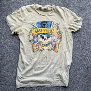 Guns N Roses T shirt - Guns N Rose T shirt  Vintage style Storlek: M Färg: Beige Hör av er vid eventuella frågor!! 