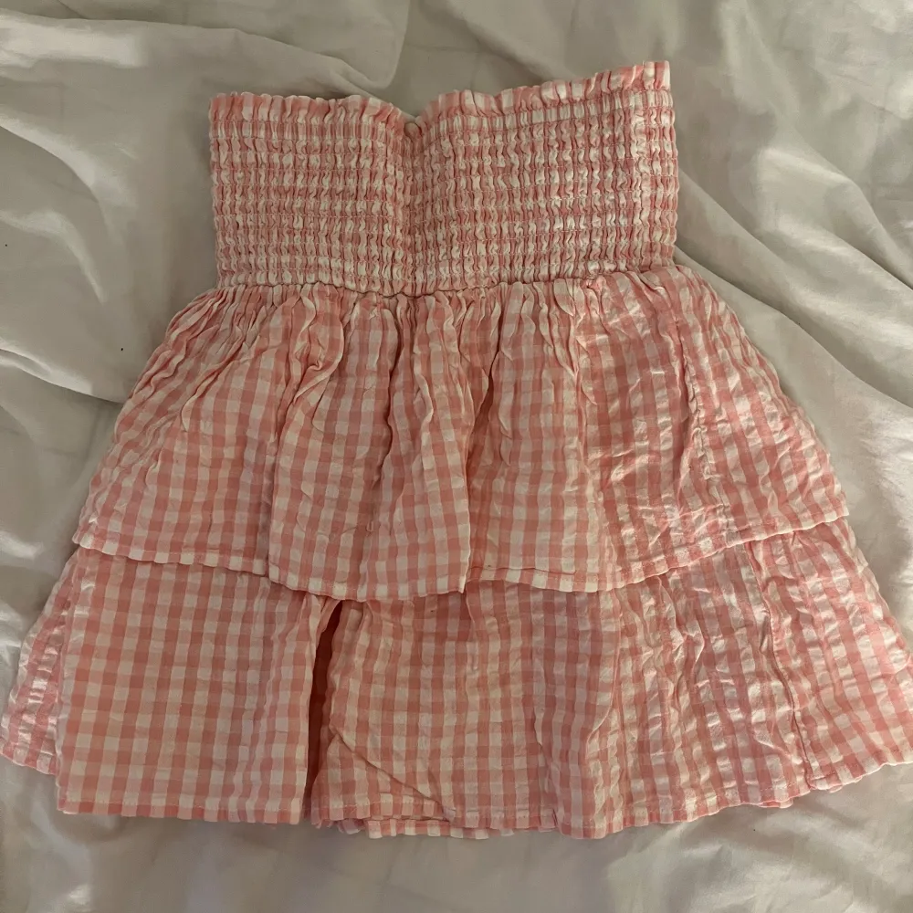 Säljer denna rosa rutiga kjolen från KappAhl i storleken 146/152. Oanvänd!💗 Den är ganska stor och lång i storleken, jag är vanligtvis 164-170 och den passar mig💕 Köparen står för frakten!. Kjolar.