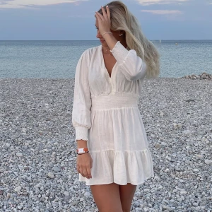 klänning - Vit klänning från zara. Knappt använd och har inga defekter.🩵